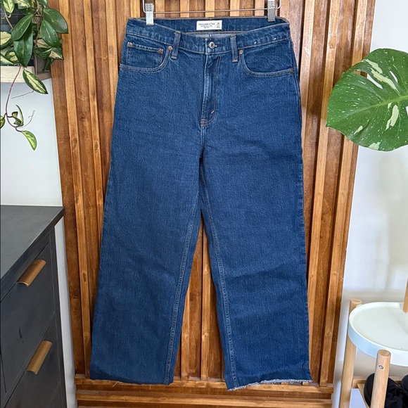 Abercrombie & Fitch High Rise Dark Wash 90s Relaxed Jeans. Size 29/8 - Picture 1 of 10